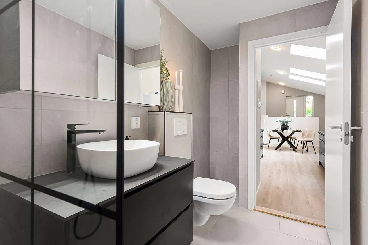 Bathroom Decor: Timeless Style & Practical Tips